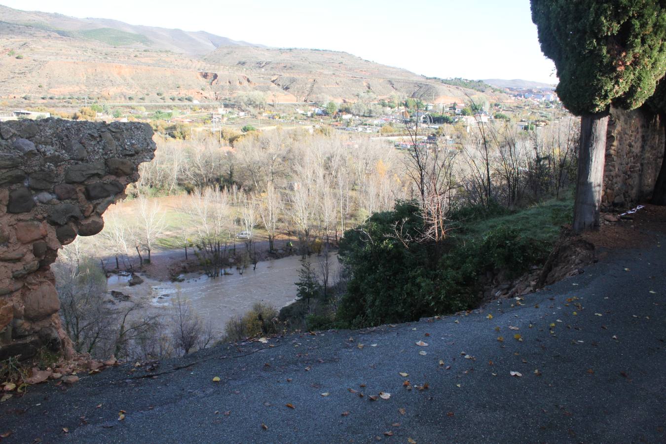 Las lluvias han provocado la caída de parte del talud del monsterio de Vico de Arnedo.