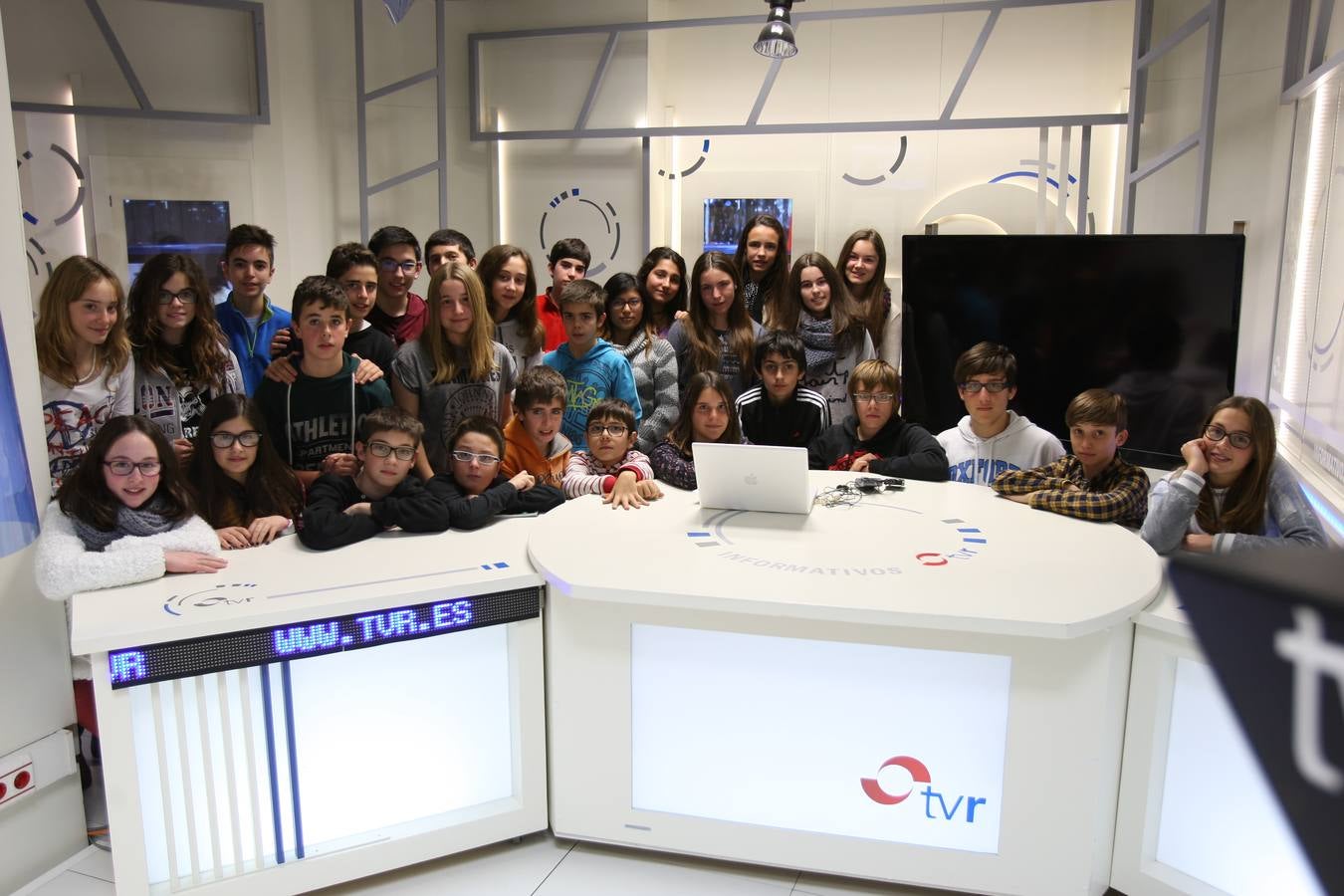 Alumnos de 1º y 2º,de la ESO, grupo B, del IES Virgen de Vico de Arnedo visitan la multimedia de Diario LA RIOJA