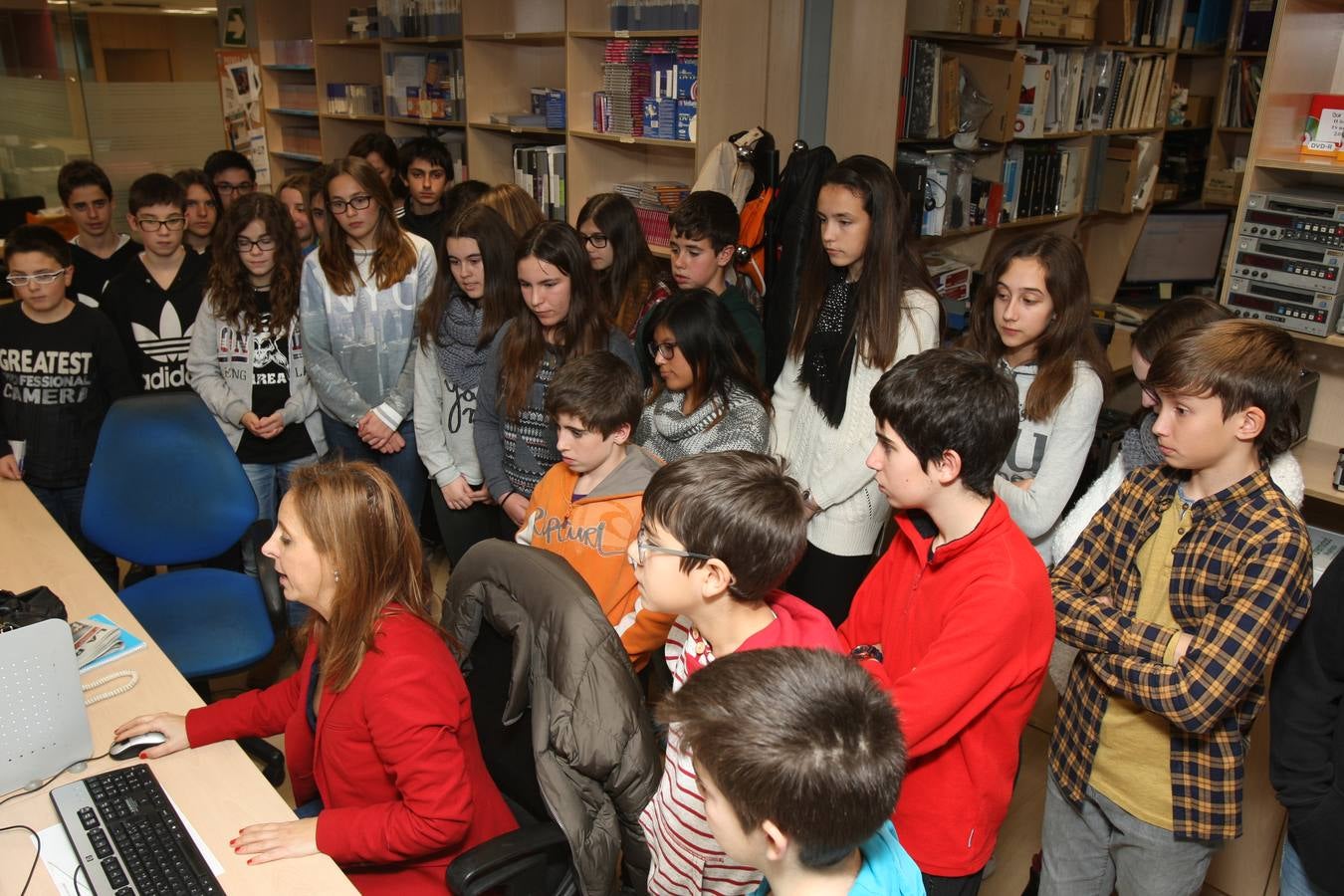 Alumnos de 1º y 2º,de la ESO, grupo B, del IES Virgen de Vico de Arnedo visitan la multimedia de Diario LA RIOJA