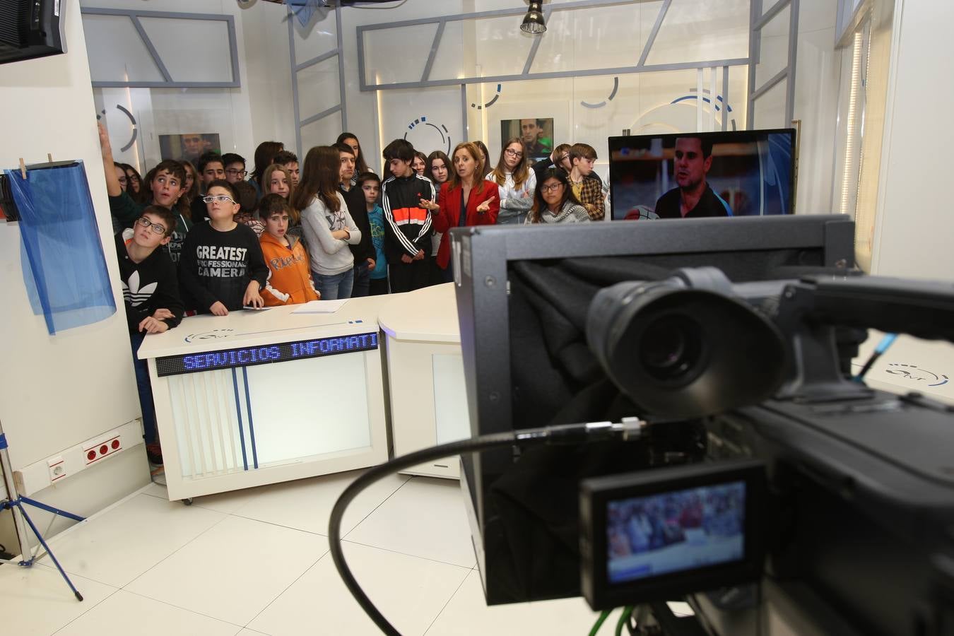 Alumnos de 1º y 2º,de la ESO, grupo B, del IES Virgen de Vico de Arnedo visitan la multimedia de Diario LA RIOJA