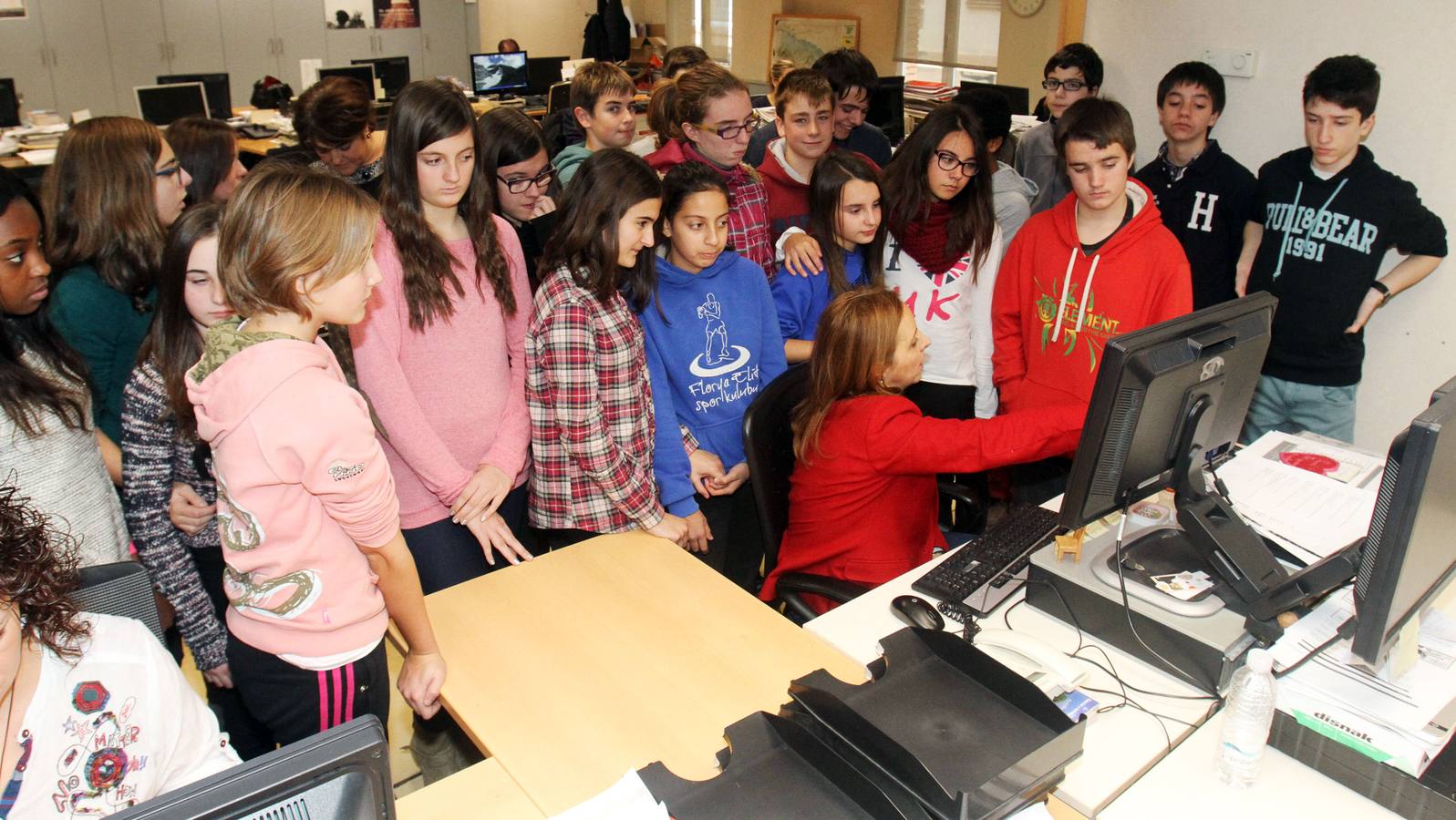 Alumnos de 1º y 2º,de la ESO, grupo A, del IES Virgen de Vico de Arnedo visitan la multimedia de Diario LA RIOJA