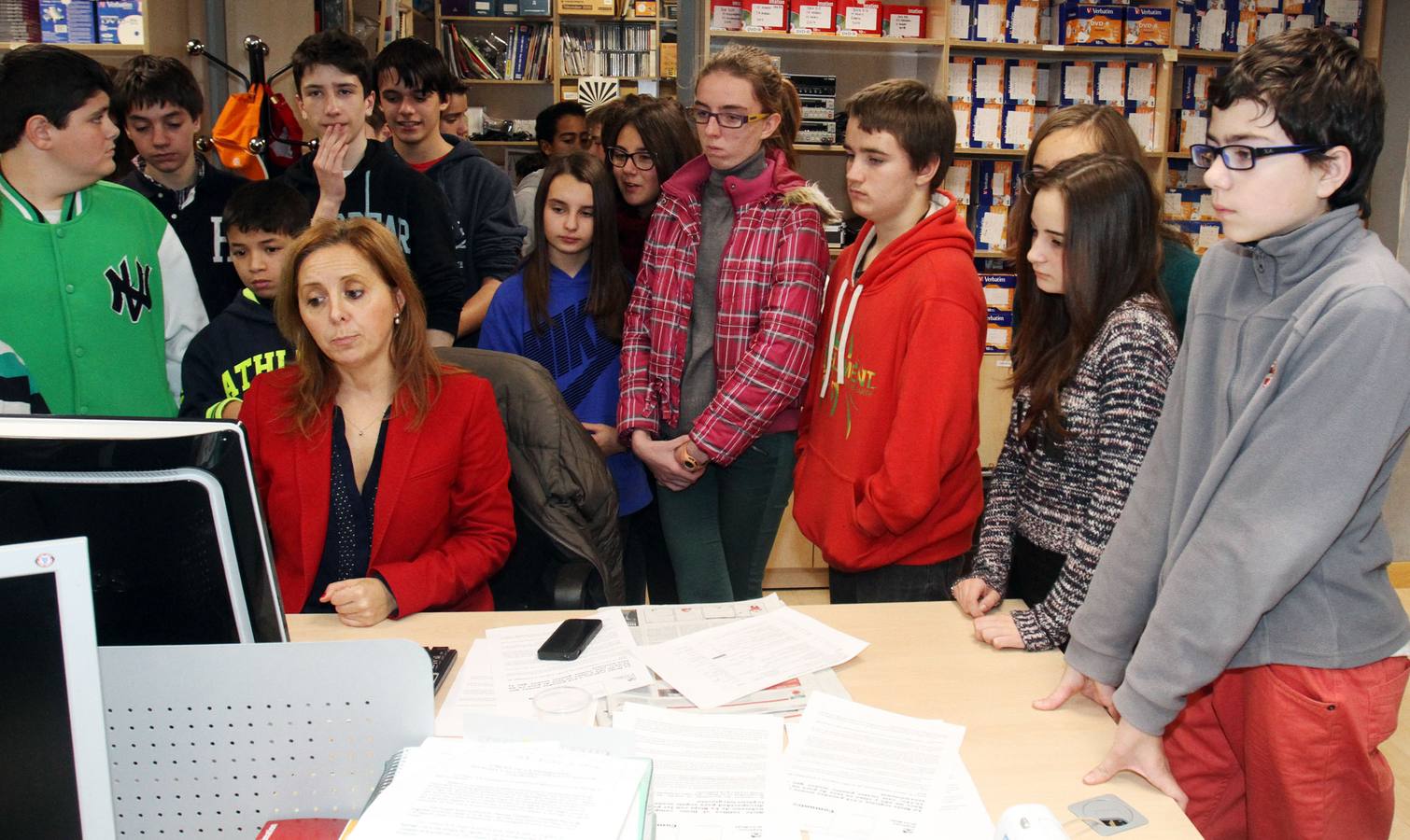 Alumnos de 1º y 2º,de la ESO, grupo A, del IES Virgen de Vico de Arnedo visitan la multimedia de Diario LA RIOJA