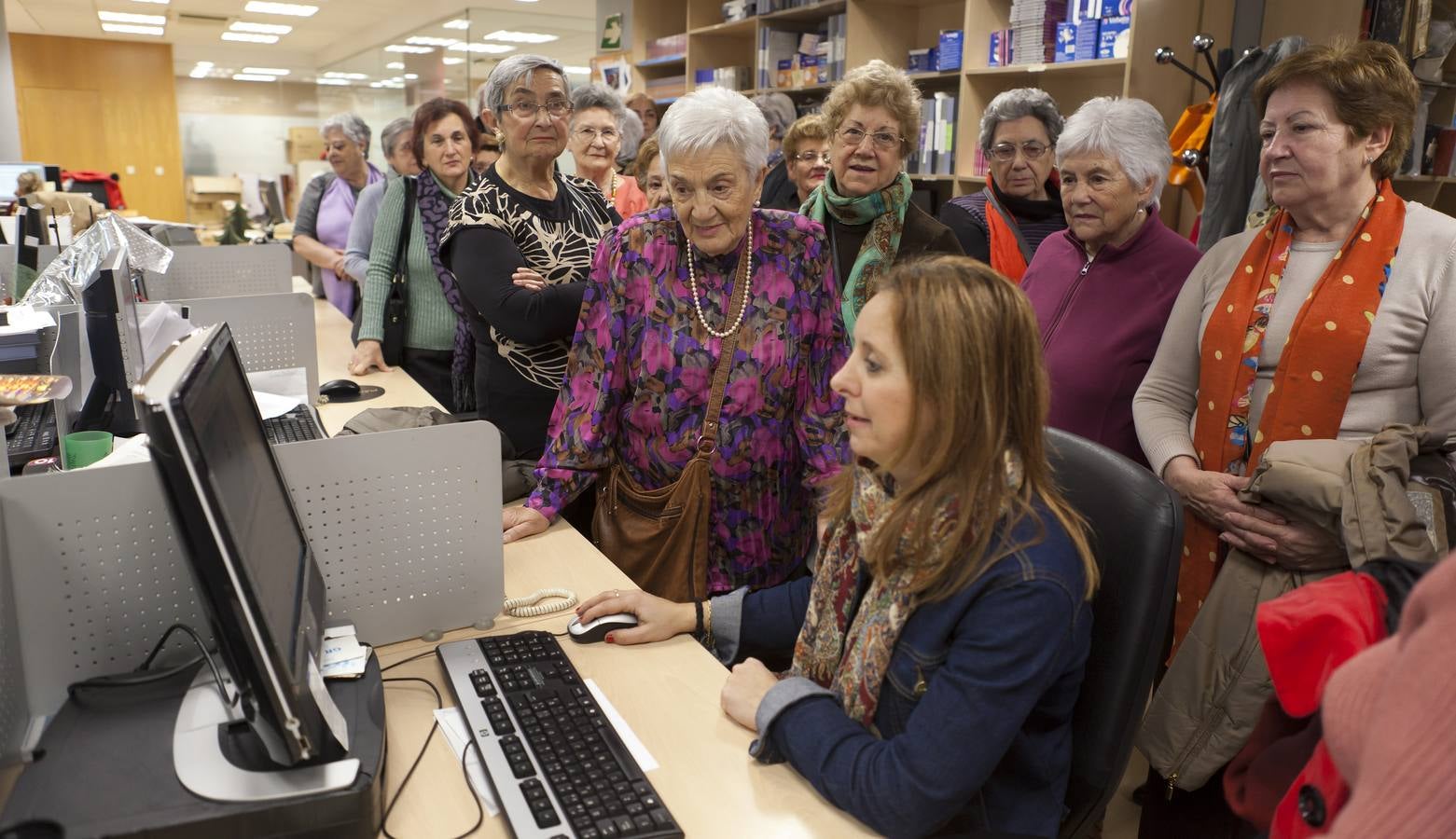 Alumnas del Programa Vida Sana del Ayuntamiento de Logroño visita la multimedia de Diario LA RIOJA