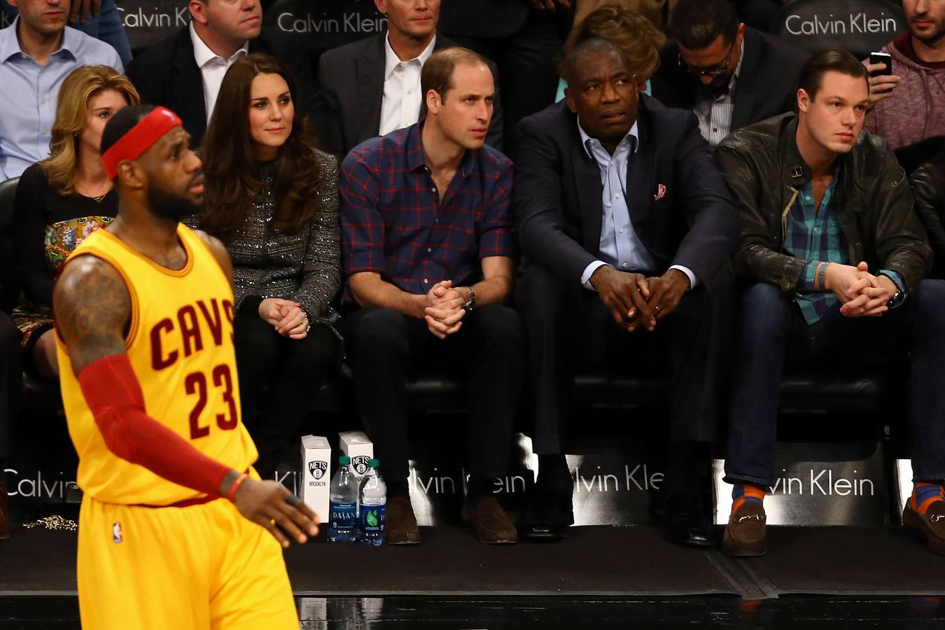 Agua y palomitas. Los duques de Cambridge disfrutaron del partido entre los Nets y los Cavaliers con agua y palomitas.