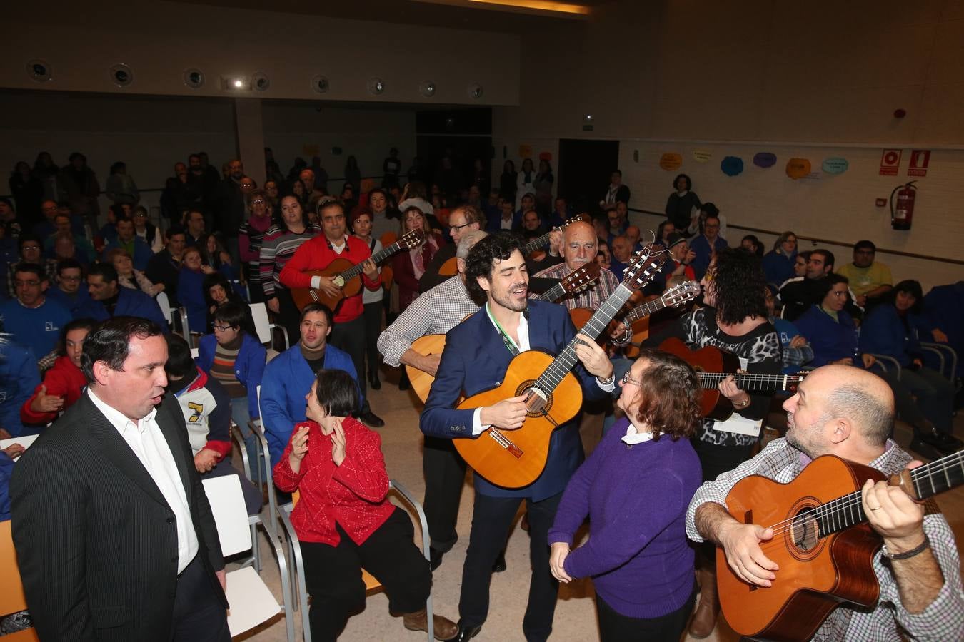 Villegas reconoce con una &quot;serenata&quot; a una mujer que cuidó 11 años a su madre