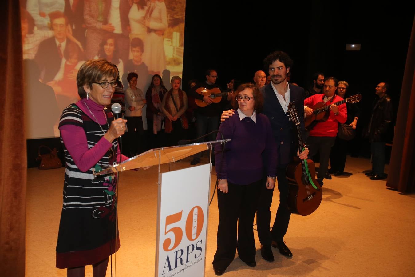 Villegas reconoce con una &quot;serenata&quot; a una mujer que cuidó 11 años a su madre