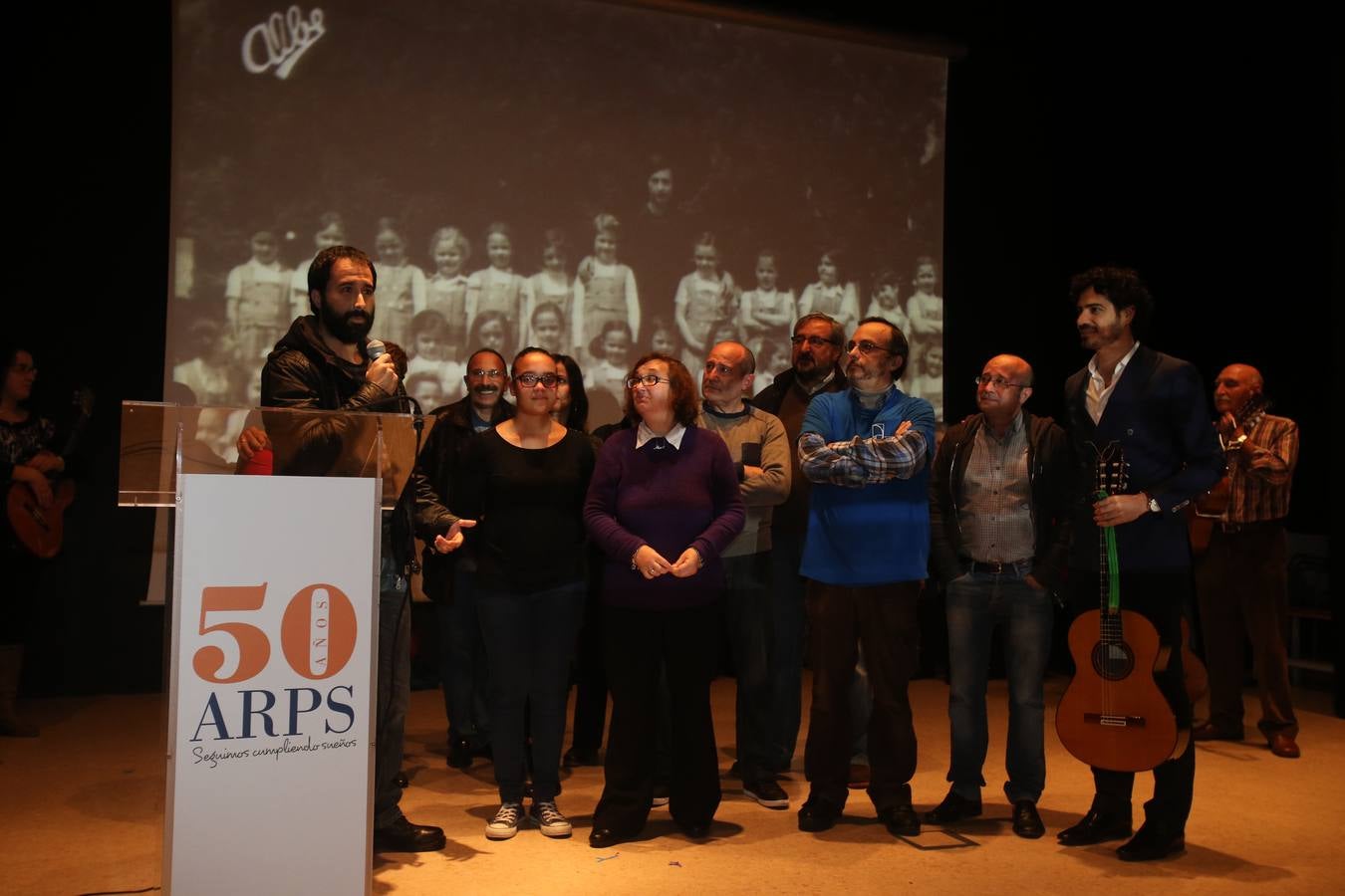 Villegas reconoce con una &quot;serenata&quot; a una mujer que cuidó 11 años a su madre