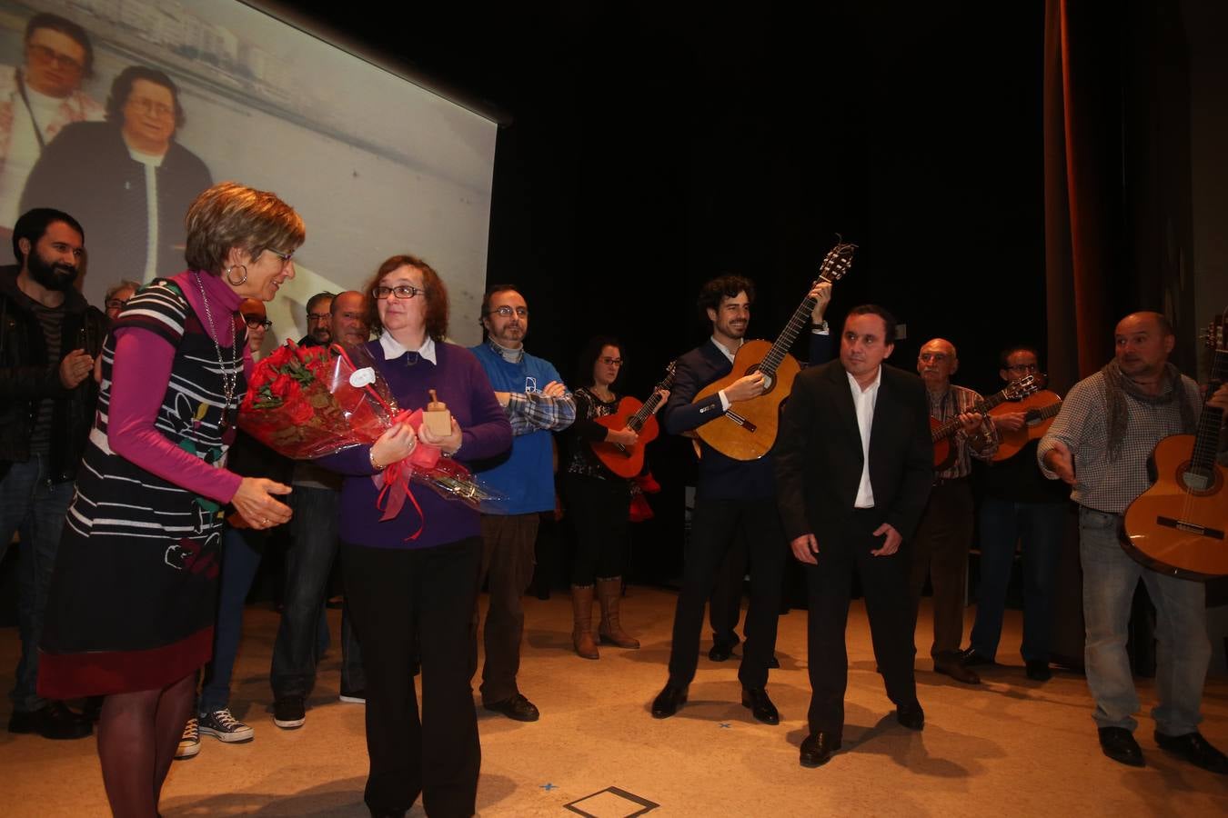 Villegas reconoce con una &quot;serenata&quot; a una mujer que cuidó 11 años a su madre