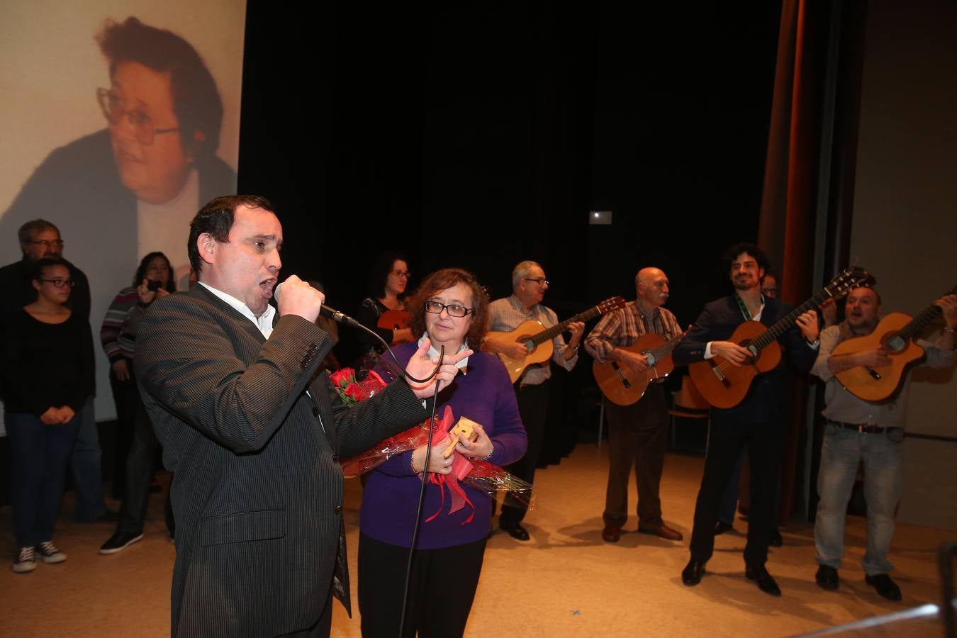 Villegas reconoce con una &quot;serenata&quot; a una mujer que cuidó 11 años a su madre