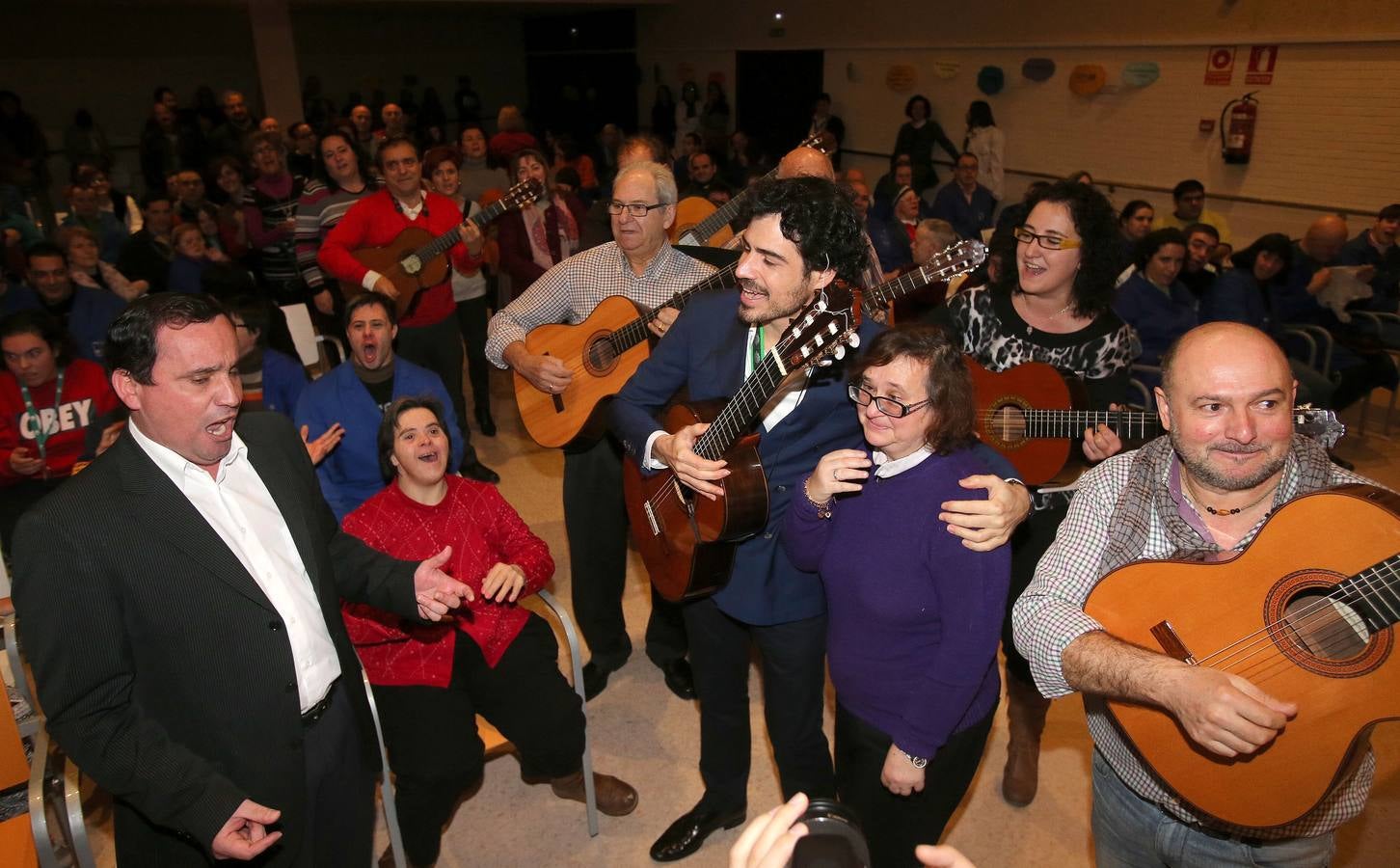 Villegas reconoce con una &quot;serenata&quot; a una mujer que cuidó 11 años a su madre