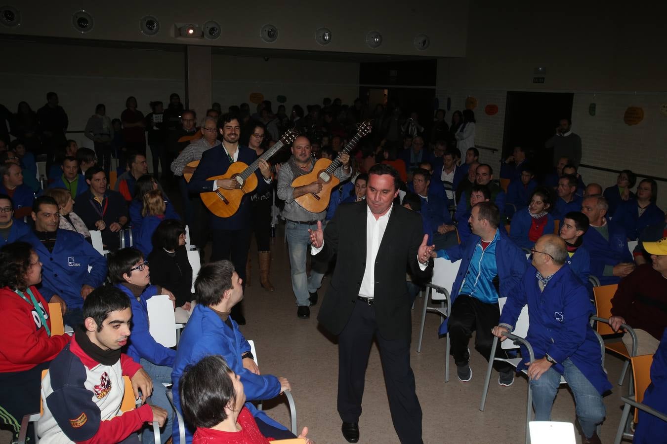 Villegas reconoce con una &quot;serenata&quot; a una mujer que cuidó 11 años a su madre