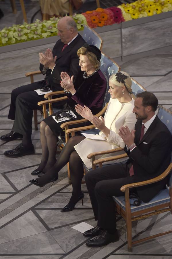 La familia real Noruega. OSLO (NORUEGA). El rey Harald, de Noruega y su esposa la reina Sonja, junto a los príncipes Haakon y Mette-Marit.