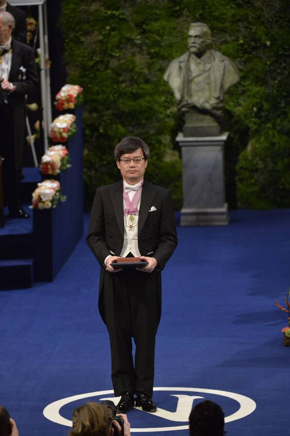 Hirosi Amano, Nobel de Física. ESTOCOLMO (SUECIA). El japonés Hirosi Amano posa con el Nobel de Fïsica por inventar el diodo azul junto a Shuji Nakamura e Isamu Akasaki