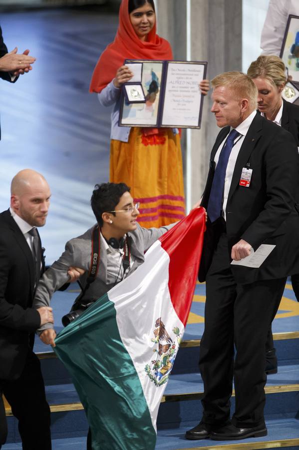 Un joven protesta con la bandera de México. OSLO (NORUEGA). Un joven ha irrumpido con una bandera de México en la ceremonia de entrega del Nobel de la Paz, en la que se ha reconocido a la activista paquistaní Malala Yousafzai y al indio Kailash Satyarthi por sus trabajos en defensa de los derechos de la infancia.