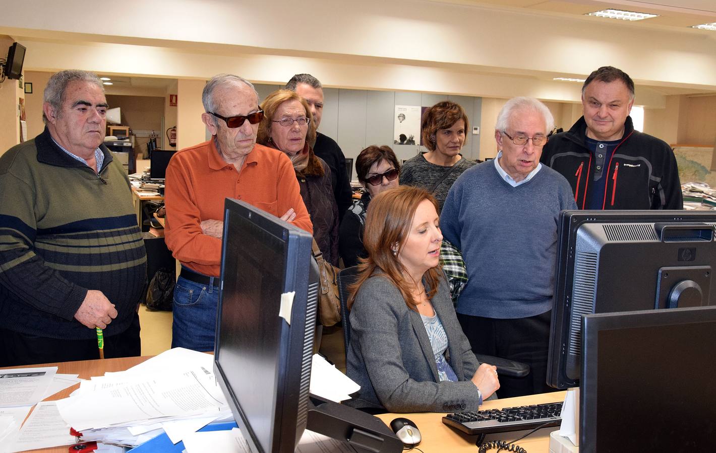 Miembros de la ONCE visitan la multimedia La Rioja