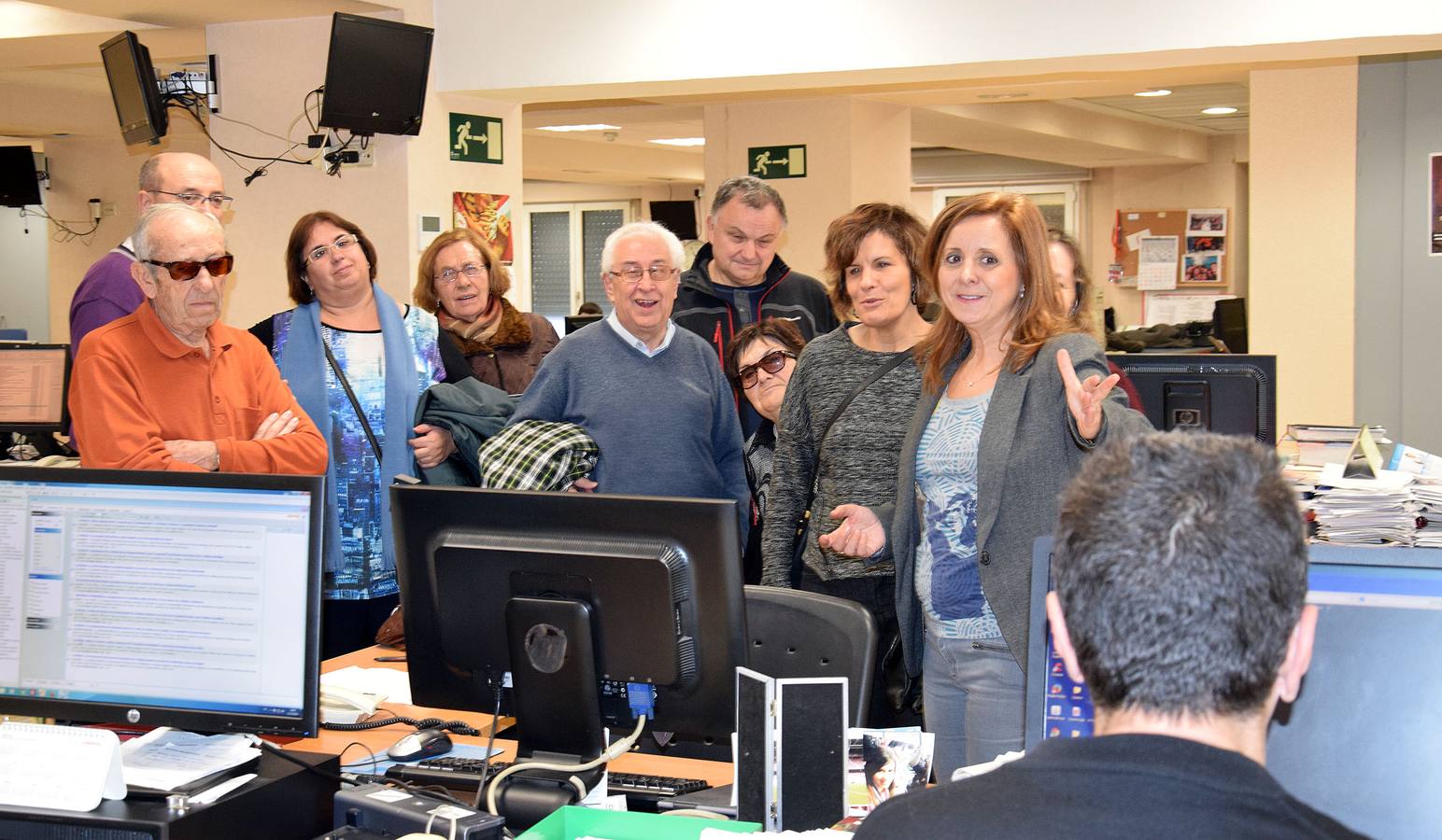 Miembros de la ONCE visitan la multimedia La Rioja