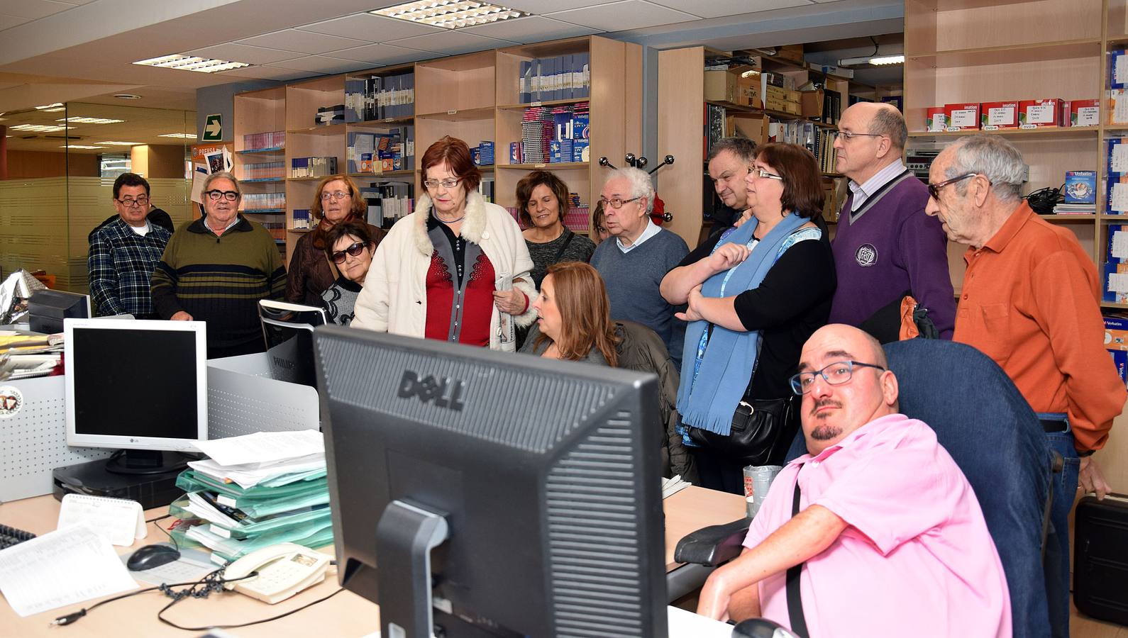 Miembros de la ONCE visitan la multimedia La Rioja