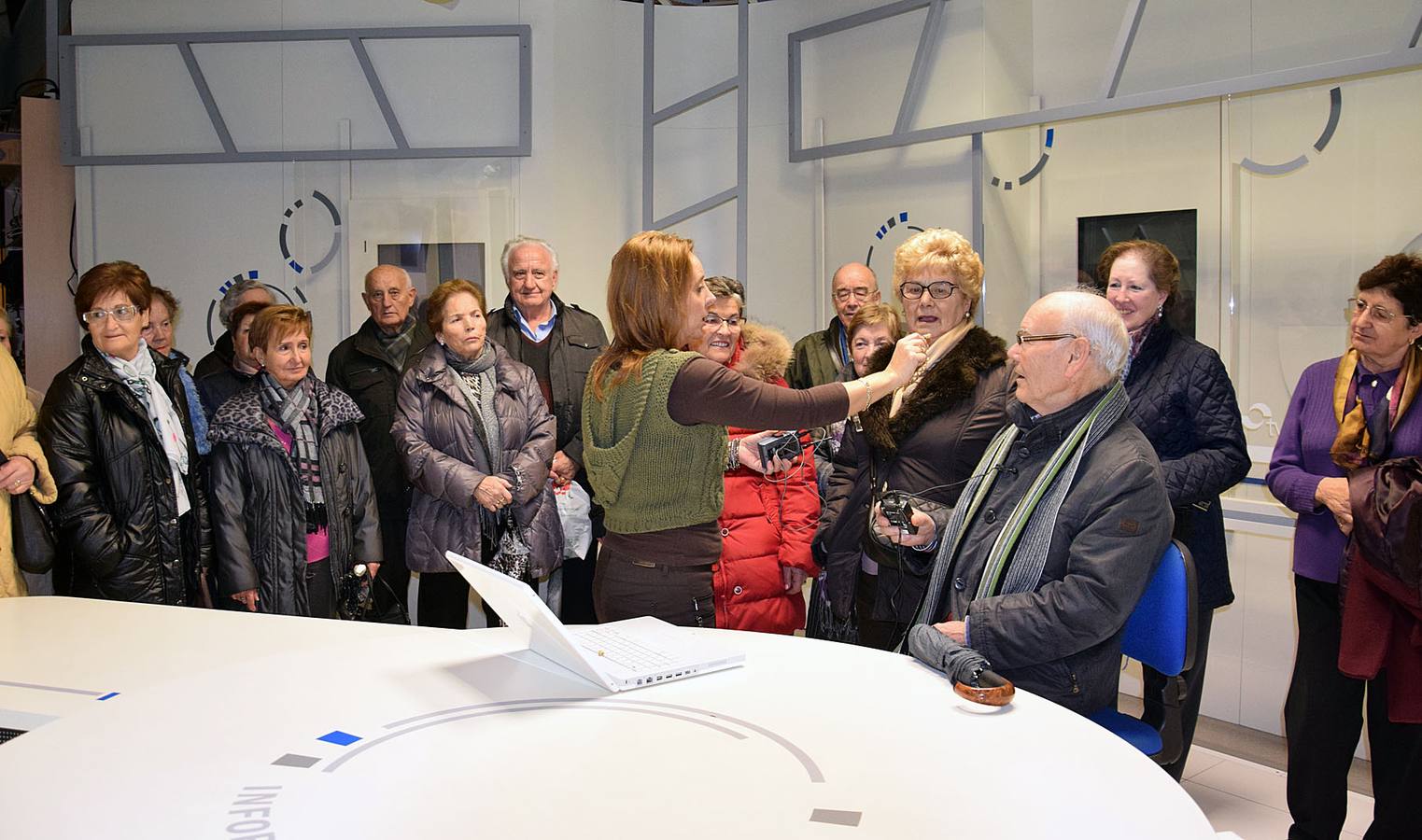 Alumnos del programa Vida Sana del Ayuntamiento de Logroño visitan la multimedia La Rioja