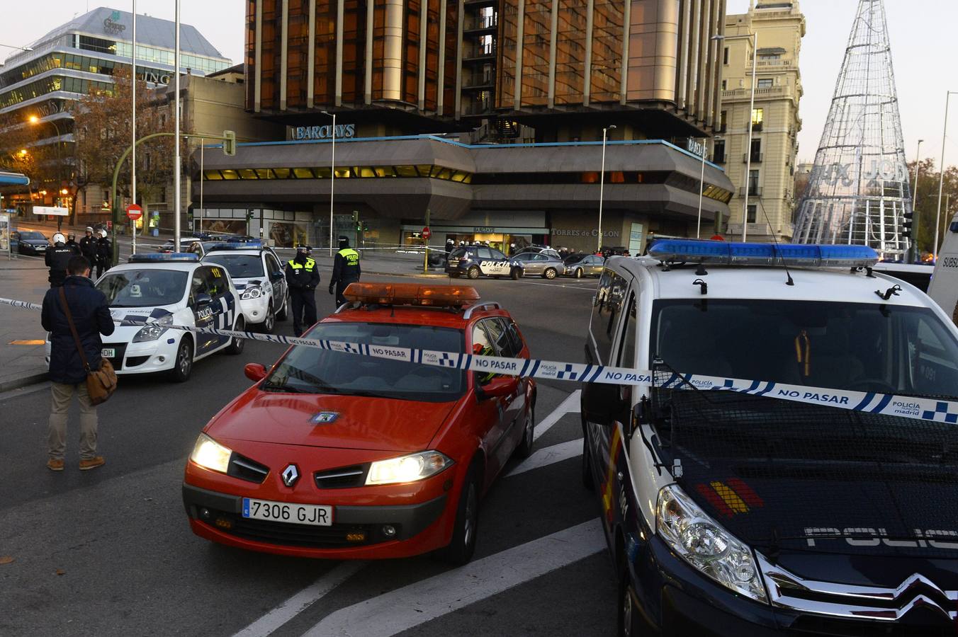 Una decena de furgonetas policiales, así como diversas unidades de atención sanitaria y bomberos, están en el lugar y un helicóptero sobrevuela la zona.