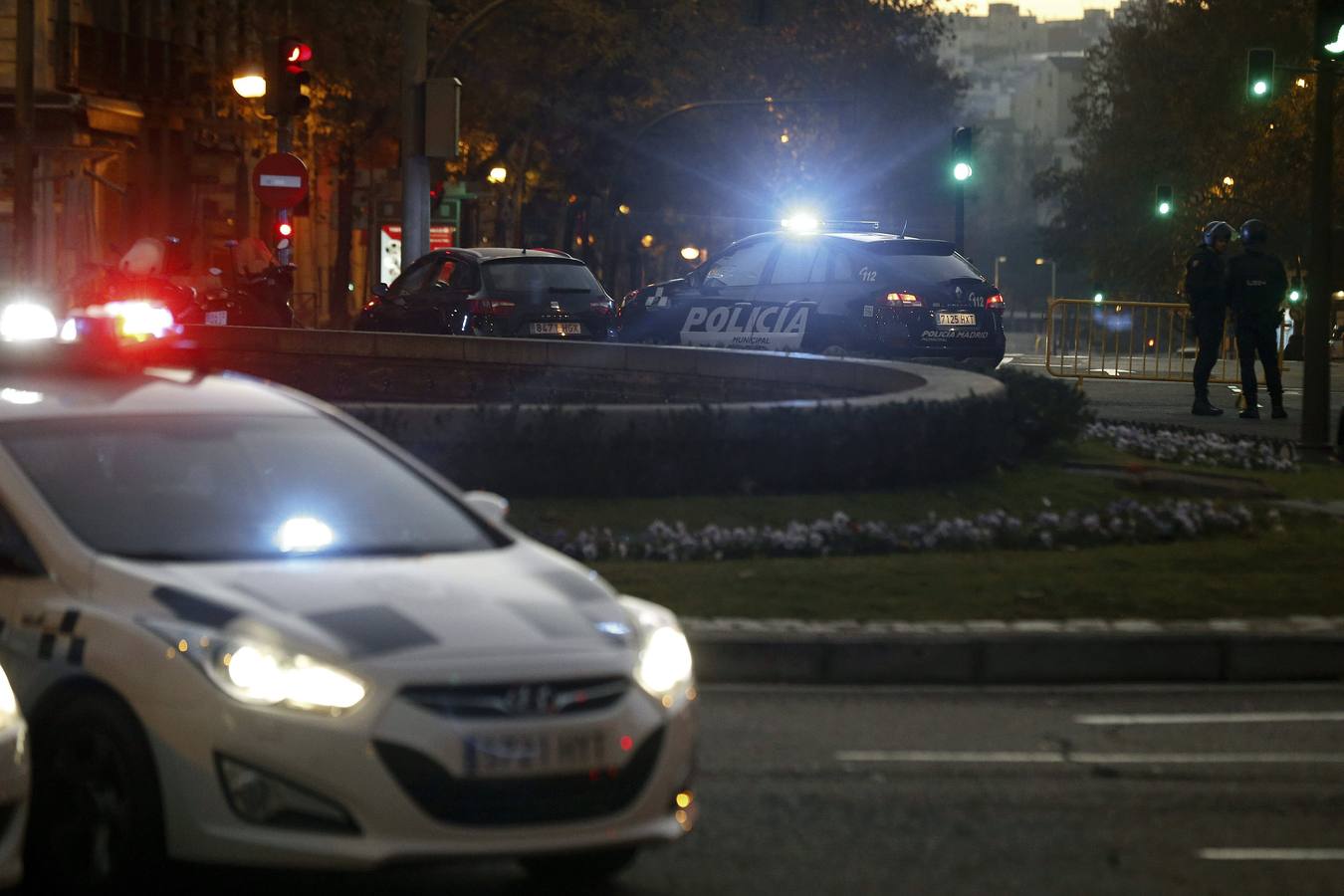 La Policía ha acordonado la zona, desde la plaza de Colón hasta la plaza de Alonso Martínez. Al lugar del suceso se han desplazado varias unidades de Intervención Policial además de los técnicos de desactivación de artefactos explosivos.