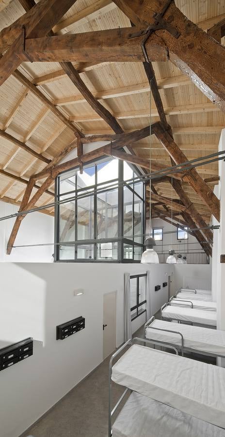 Albergue de peregrinos Santiago Apostol, en la calle Ruavieja. 