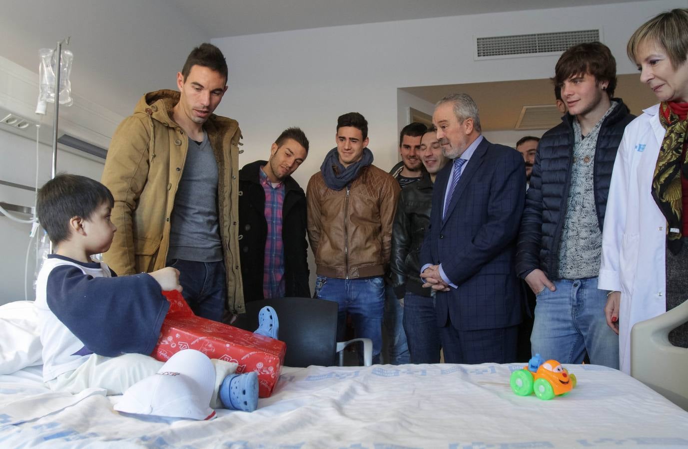 Los jugadores de la UDL visitan a los niños ingresados en el San Pedro