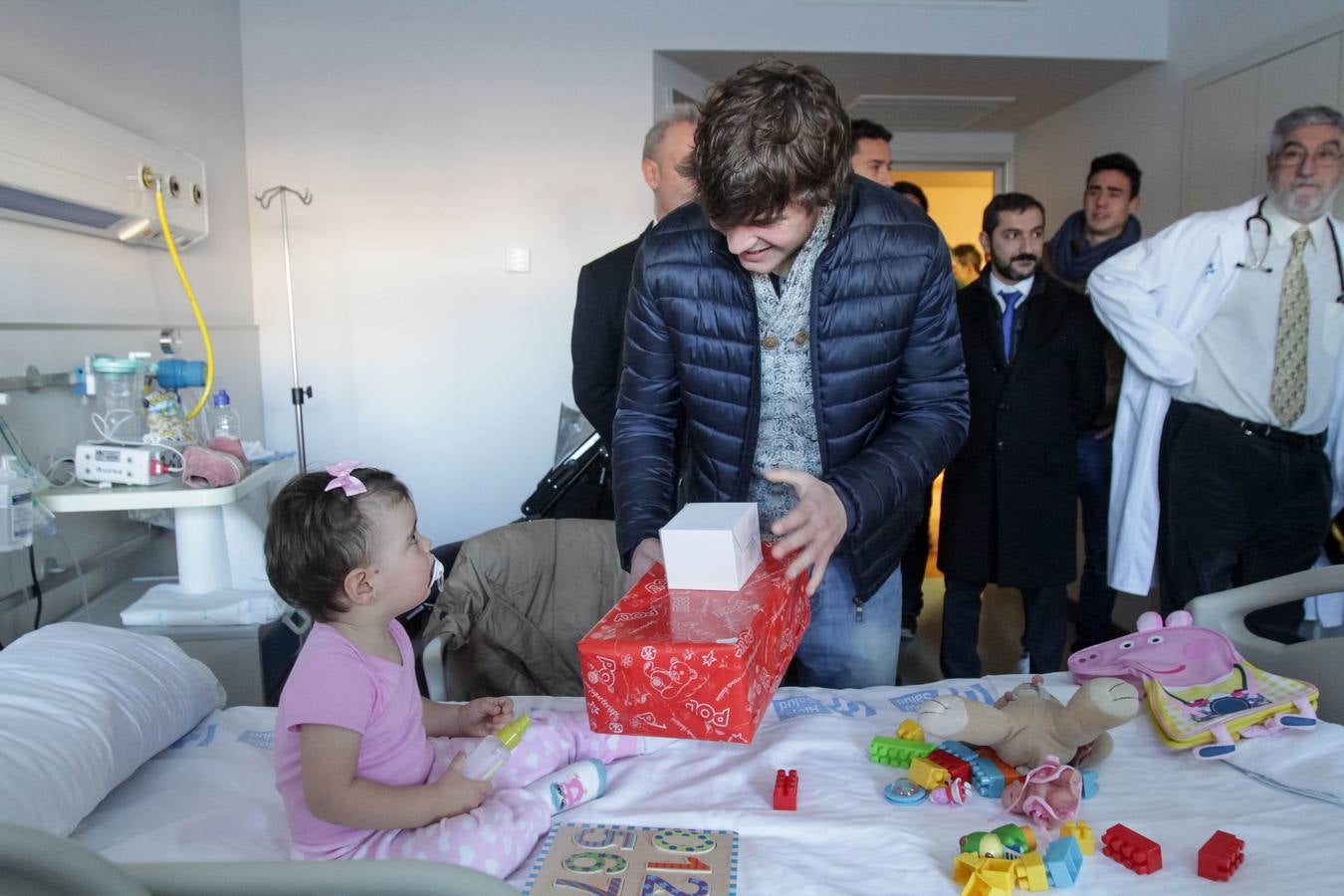 Los jugadores de la UDL visitan a los niños ingresados en el San Pedro