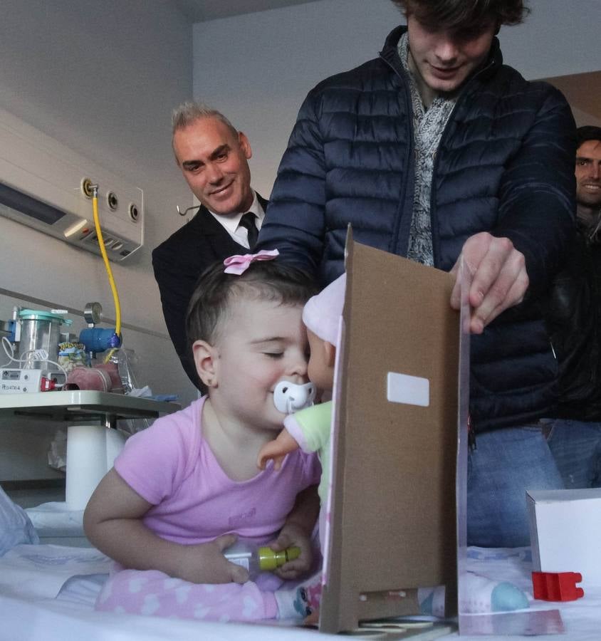 Los jugadores de la UDL visitan a los niños ingresados en el San Pedro