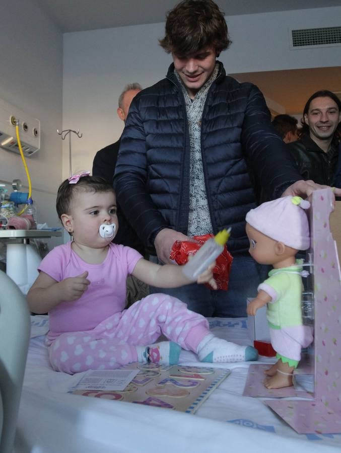 Los jugadores de la UDL visitan a los niños ingresados en el San Pedro