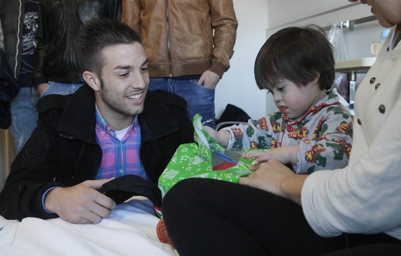 Los jugadores de la UDL visitan a los niños ingresados en el San Pedro