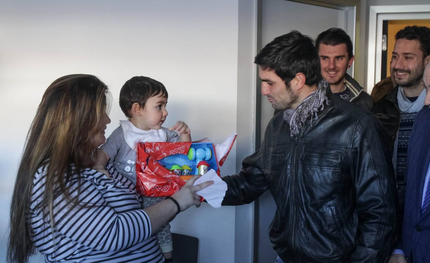 Los jugadores de la UDL visitan a los niños ingresados en el San Pedro