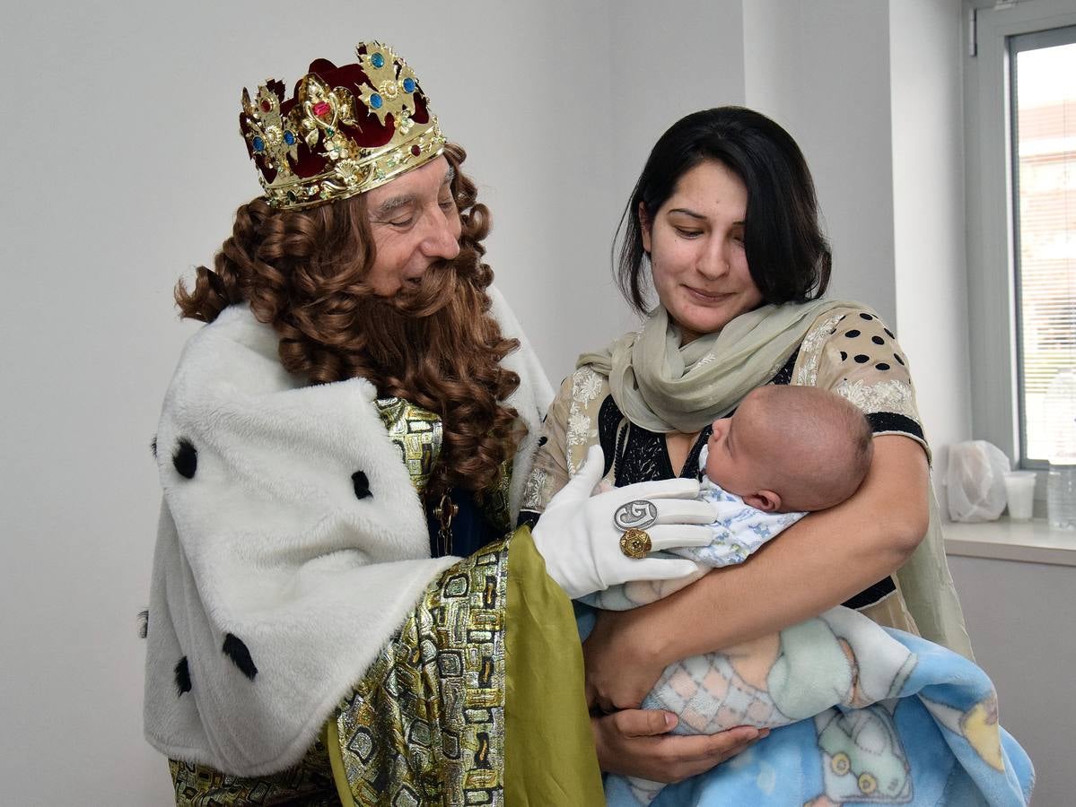 Los Reyes Magos entregan los regalos a los niños del San Pedro