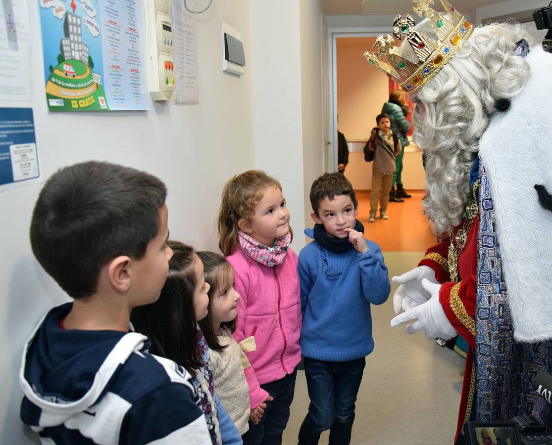 Los Reyes Magos entregan los regalos a los niños del San Pedro