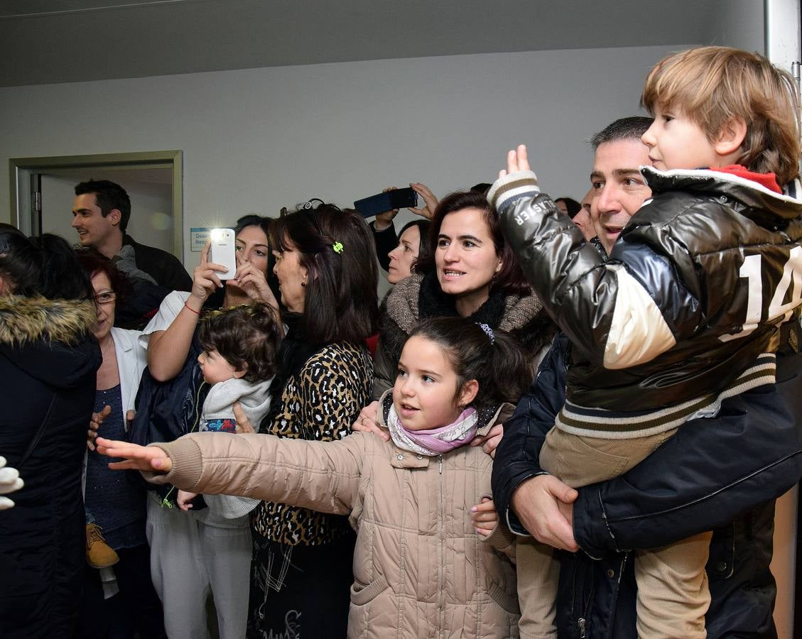 Los Reyes Magos entregan los regalos a los niños del San Pedro