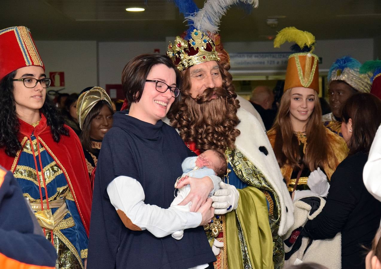 Los Reyes Magos entregan los regalos a los niños del San Pedro