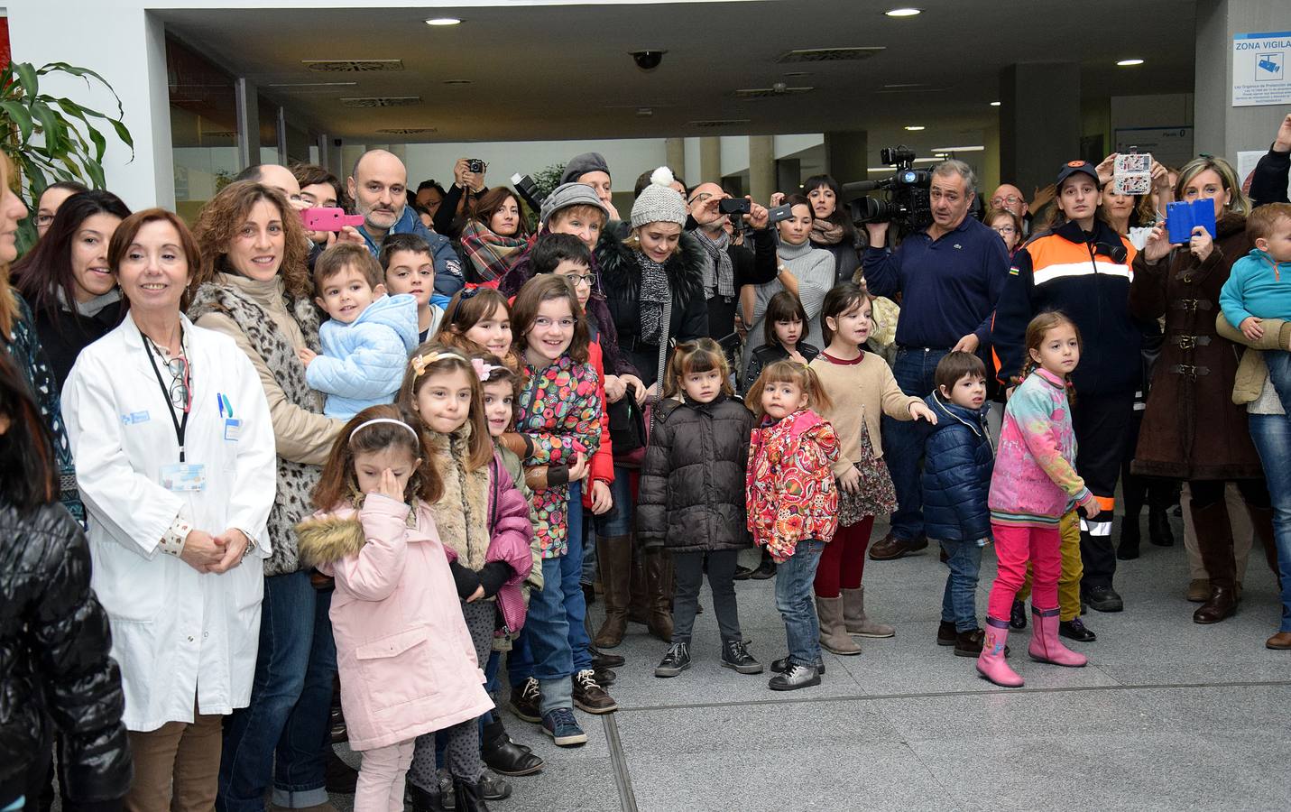 Los Reyes Magos entregan los regalos a los niños del San Pedro