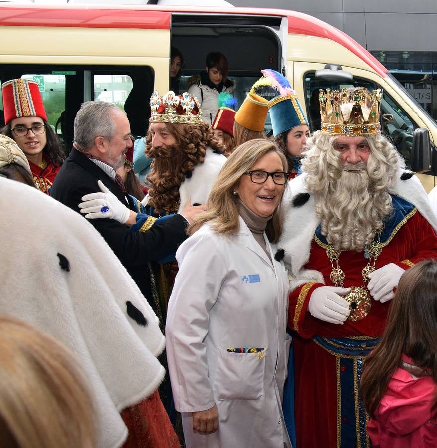 Los Reyes Magos entregan los regalos a los niños del San Pedro