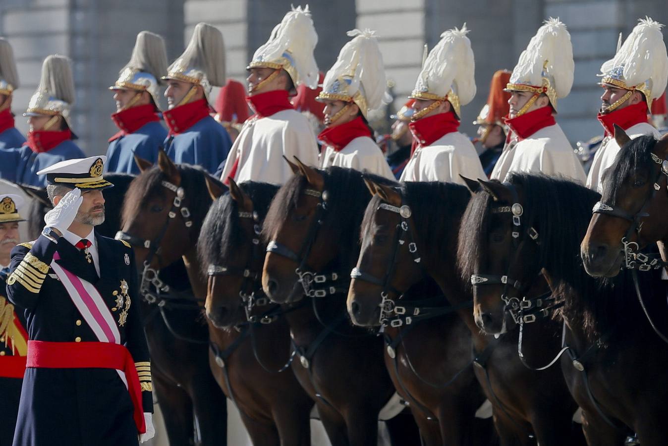 El Rey, en su primera celebración de la Pascua Militar, ha recuperado el vistoso protocolo castrense de este acto.