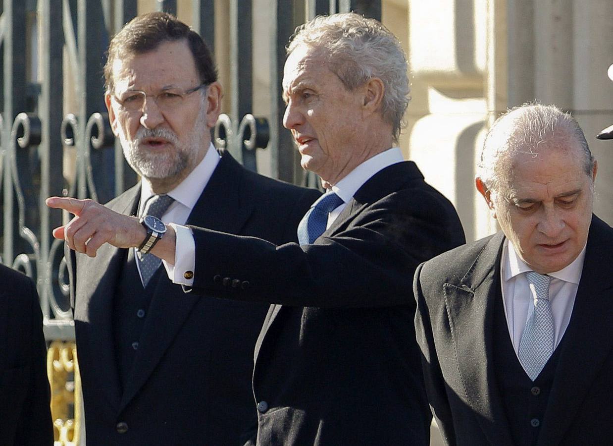 El presidente del Gobierno, Mariano Rajoy y los ministros de Defensa, Pedro Morenés; e Interior, Jorge Fernández Díaz, esperan en el Palacio Real la llegada de Felipe VI.