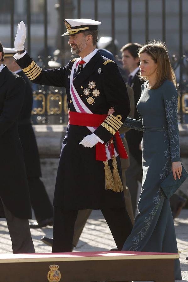 Felipe VI y Doña Letizia saludan durante el acto.