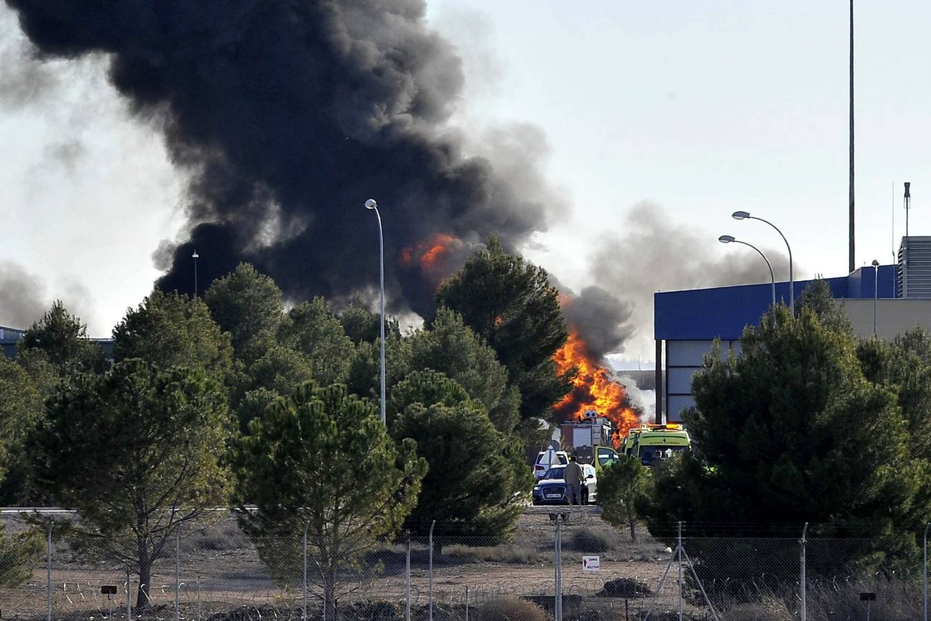 Diez muertos y trece heridos al estrellarse un avión griego de la OTAN en Albacete