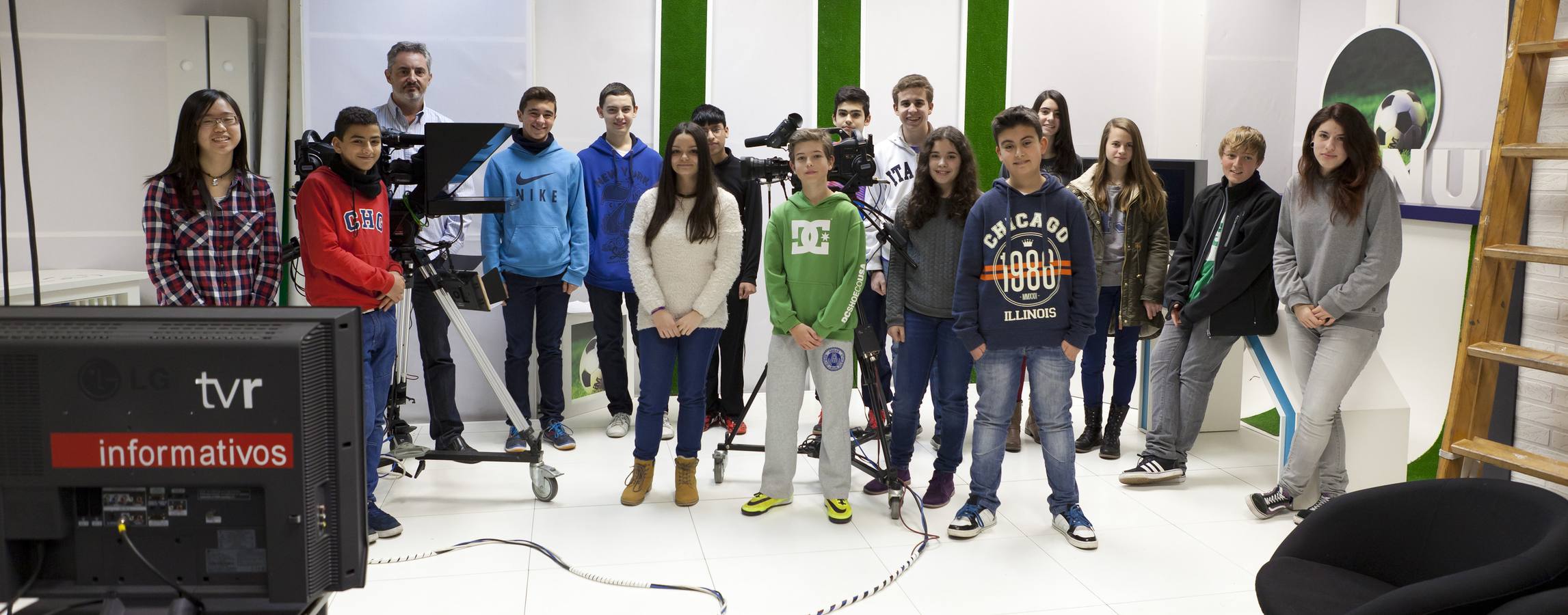 Alumnos de 3º A de la ESO del Colegio Los Boscos visitan la multimedia de Diario LA Rioja