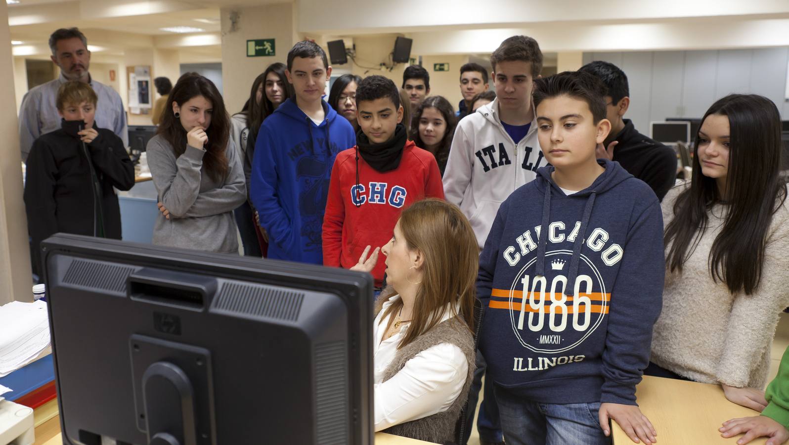 Alumnos de 3º A de la ESO del Colegio Los Boscos visitan la multimedia de Diario LA Rioja