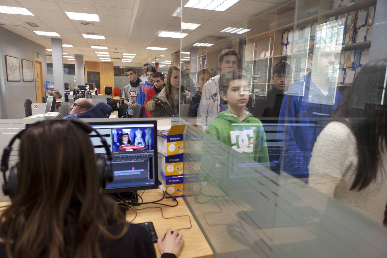 Alumnos de 3º A de la ESO del Colegio Los Boscos visitan la multimedia de Diario LA Rioja