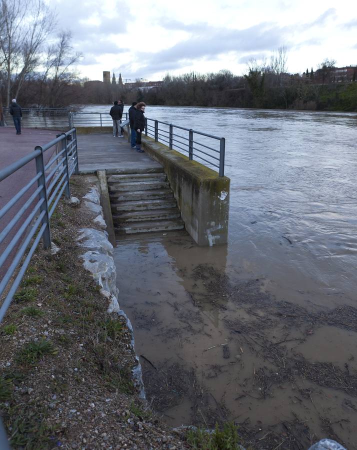 Cae la noche, sube el Ebro