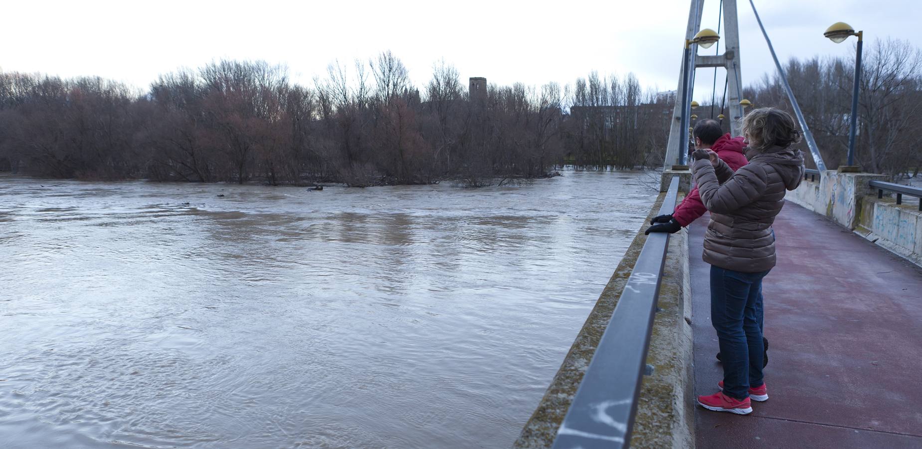 Cae la noche, sube el Ebro