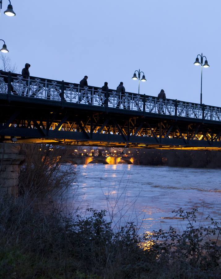 Cae la noche, sube el Ebro