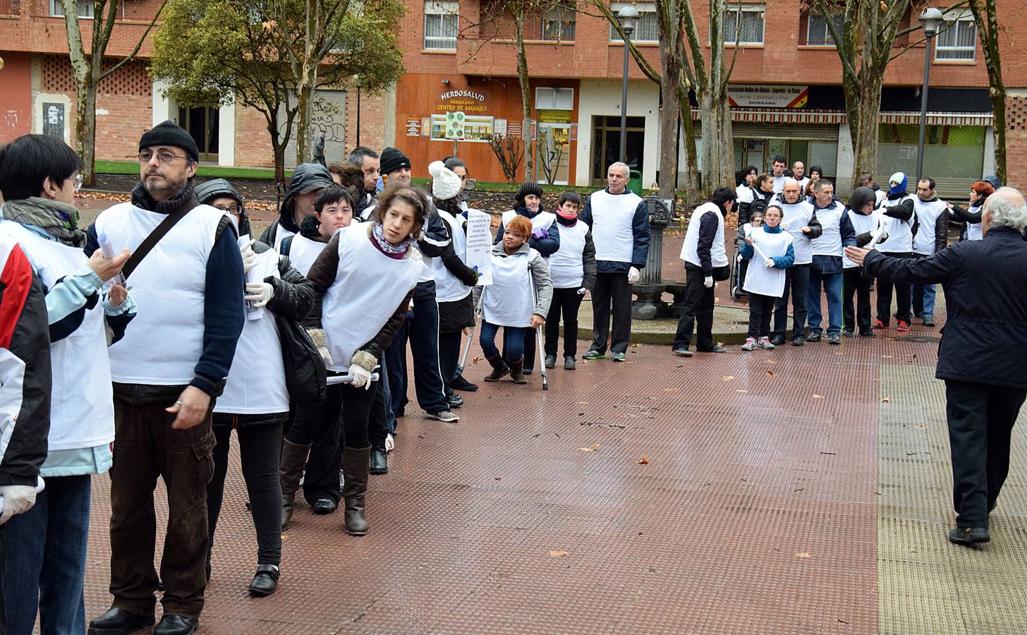 La mañana del Día de la Paz en la plaza Fermín Gurbindo