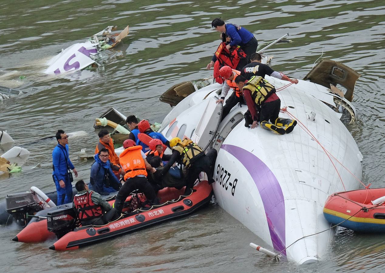 Se estrella un avión con 58 ocupantes en un río de Taiwán. El avión, un ATR-72, cubría el trayecto entre Taipei y Jinmen y se precipitó al río Jilong tras golpear un viaducto. Los servicios de emergencias trabajn en el lugar del impacto buscando supervivientes y atendiendo a los heridos.