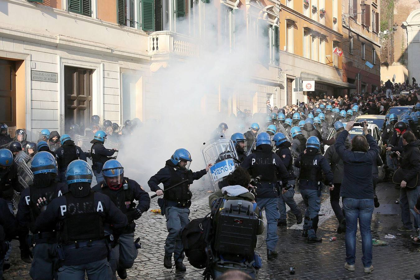 Hinchas del Feyenoord provocan graves disturbios en Roma